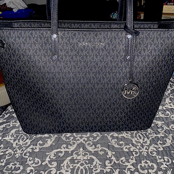 ***AUTHENTIC MICHAEL KORS BLACK TOTE BAG 🖤🖤🖤*** - Picture 5 of 13
